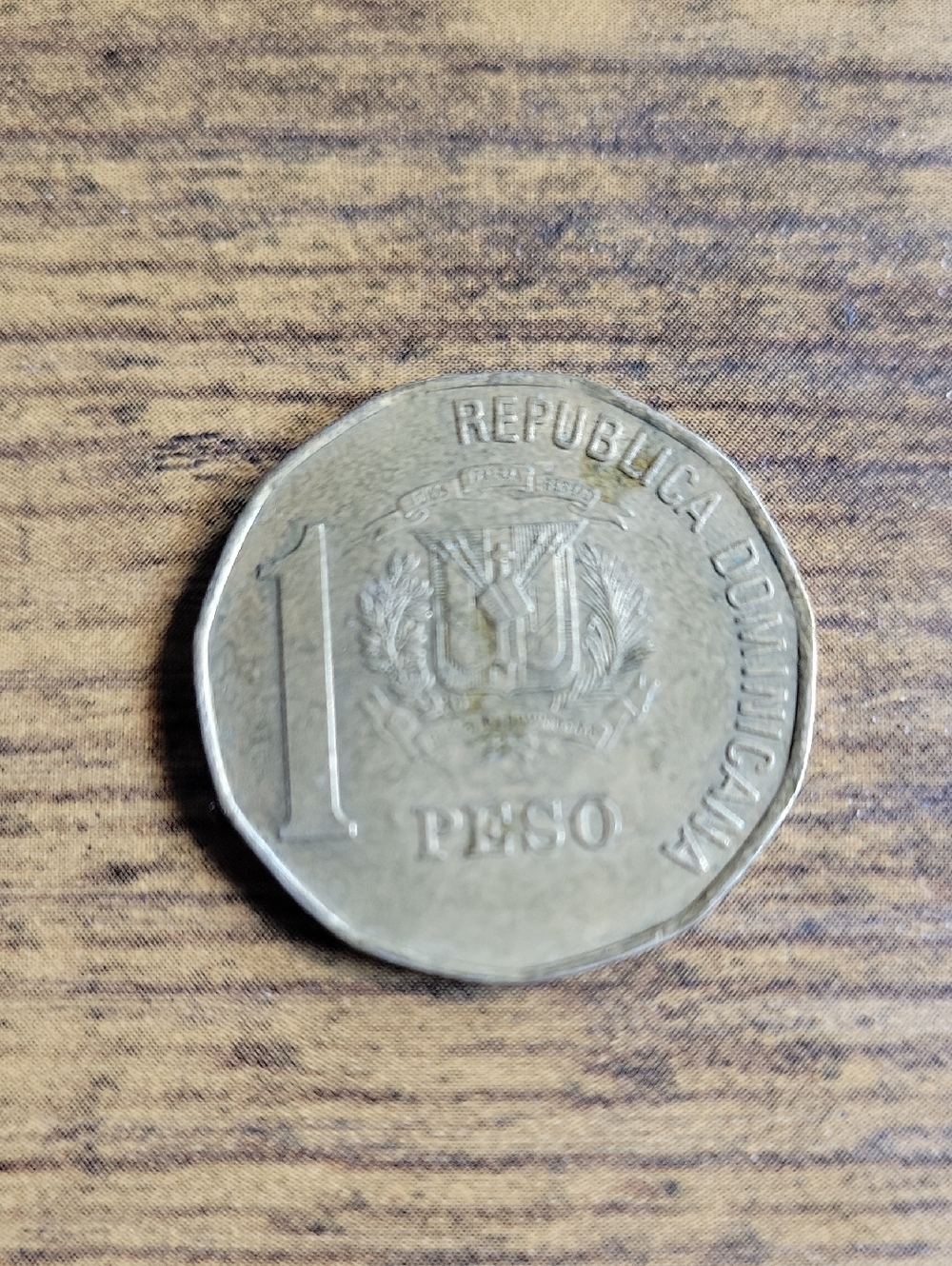 Dominican Republic 1 Peso Coin - Gold Tone